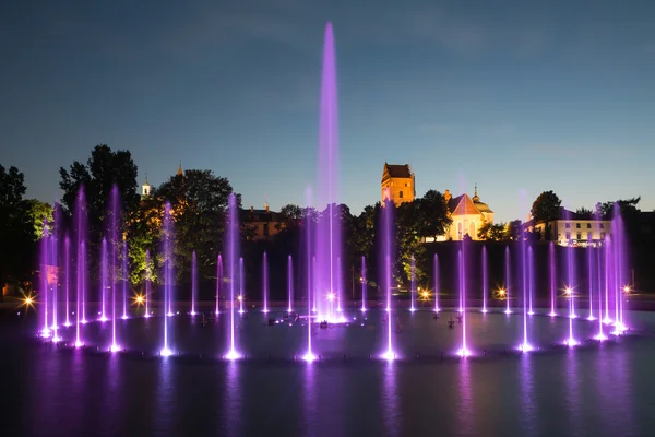 La fontaine illuminée la nuit — Photo