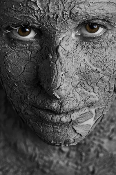 Statuenhafte Frau mit rissiger Haut — Stockfoto