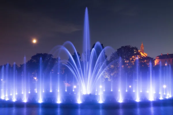 La fontaine illuminée la nuit — Photo