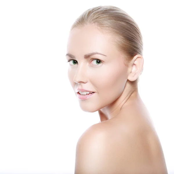 Hermosa mujer rubia sonriente sobre un fondo blanco — Foto de Stock