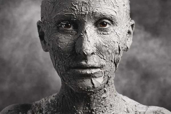 Statuenhafte Frau mit rissiger Haut — Stockfoto