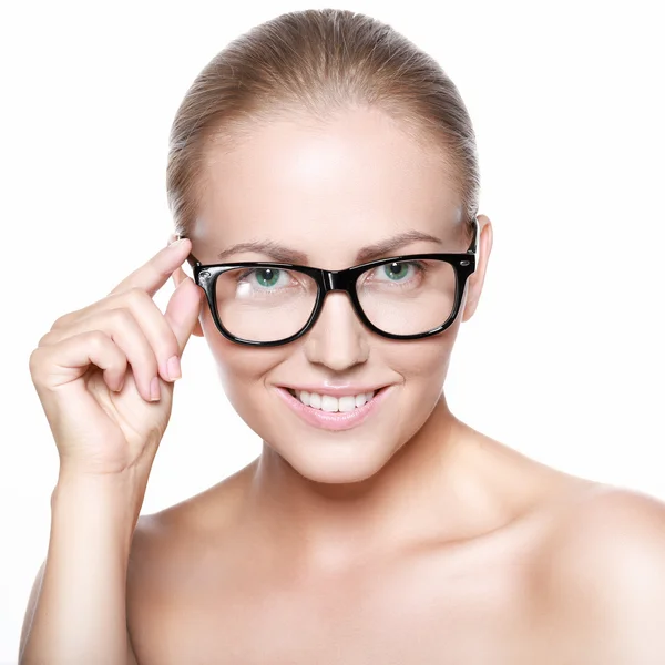 Krásná usměvavá blondýnka v brýlích na bílém pozadí — Stock fotografie