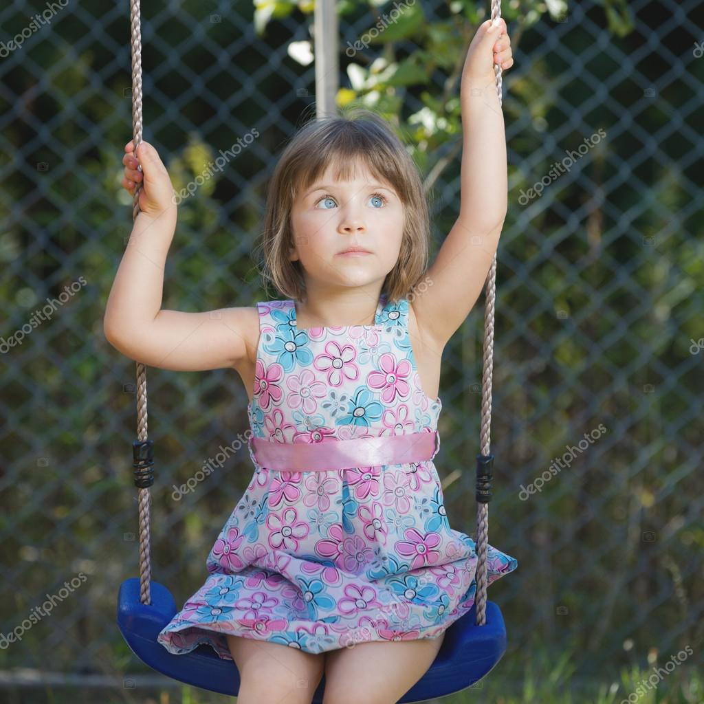 Ridendo bambina su un'altalena — Foto stock di © fotorince74 #32022047