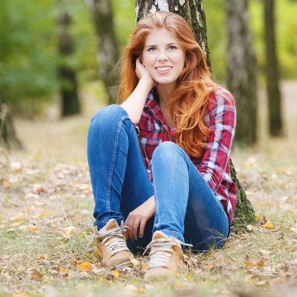 Mooie herfst vrouw met rood haar — Stockfoto