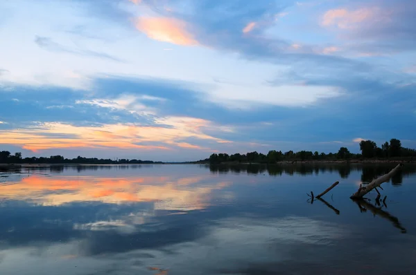 Puesta de sol sobre el río —  Fotos de Stock