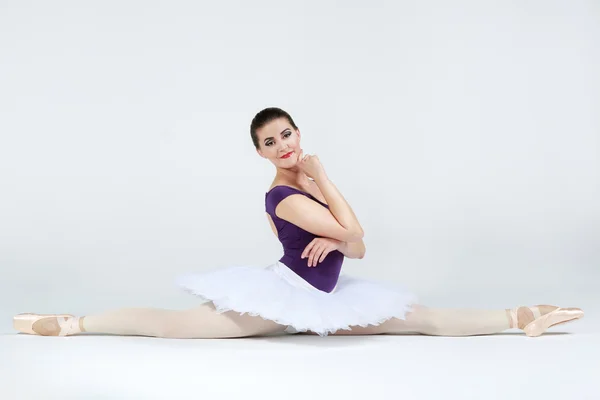 Hermosa joven bailarina de ballet — Foto de Stock