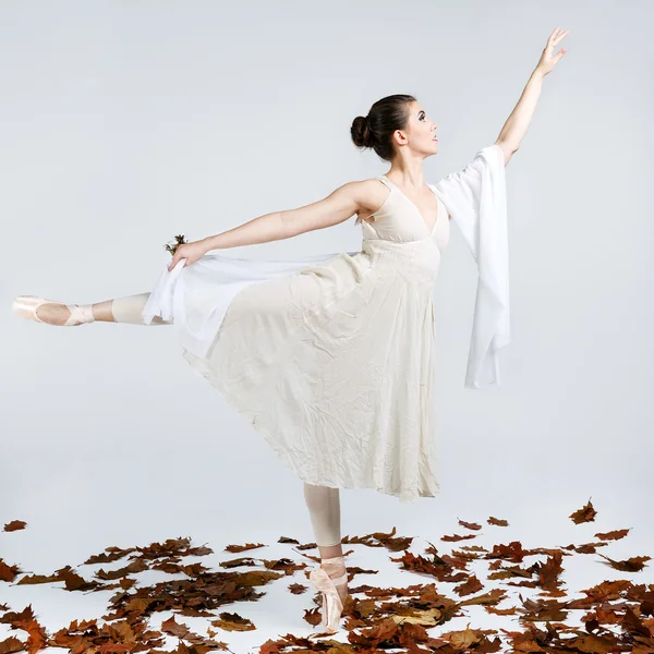 Belle jeune danseuse de ballet — Photo