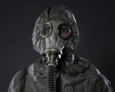Gaz maskeli adam.