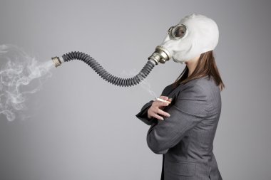 bir sigara ile gaz maskeli kadın