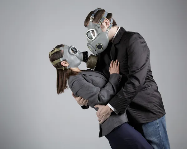 热恋中的防毒面具的情侣 — 图库照片