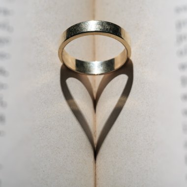 altın yüzük ve kalp gölgeler