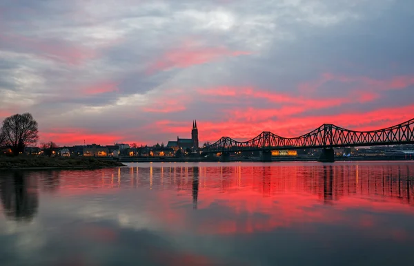 Vackra bron på natten och återspeglas i vattnet — Stockfoto