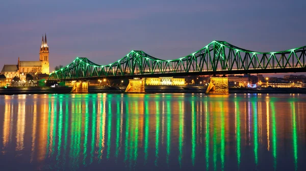 Schöne Brücke in der Nacht und spiegelt sich im Wasser — Stockfoto