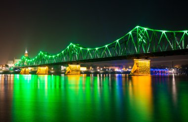 Geceleri ışıklı köprü