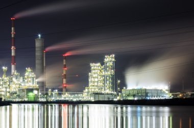 Geceleri petrol rafinerisi