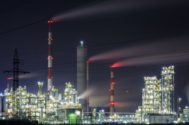 Geceleri petrol rafinerisi
