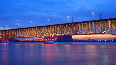 Geceleri ışıklı köprü