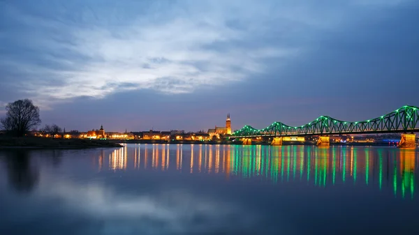 Panorama van de stad en verlichte brug bij nacht — Stockfoto