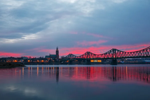 Prachtige zonsondergang boven de stad — Stockfoto