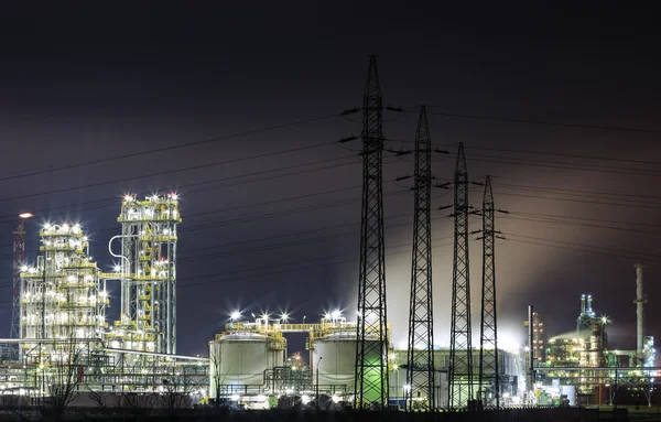 Oljeraffinaderi på natten — Stockfoto