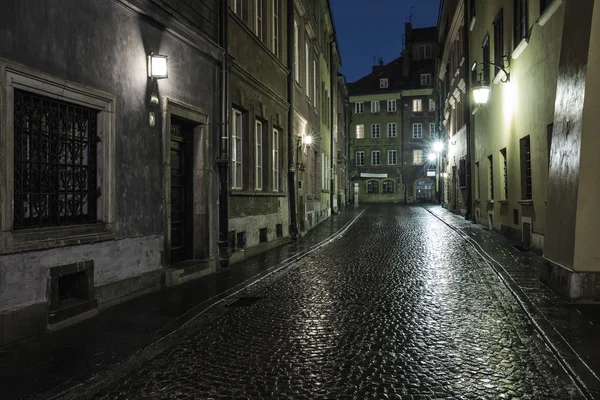 夜のワルシャワの古い町の通り — ストック写真