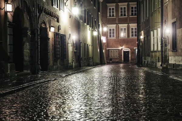 Улица в старом городе Варшавы ночью — стоковое фото