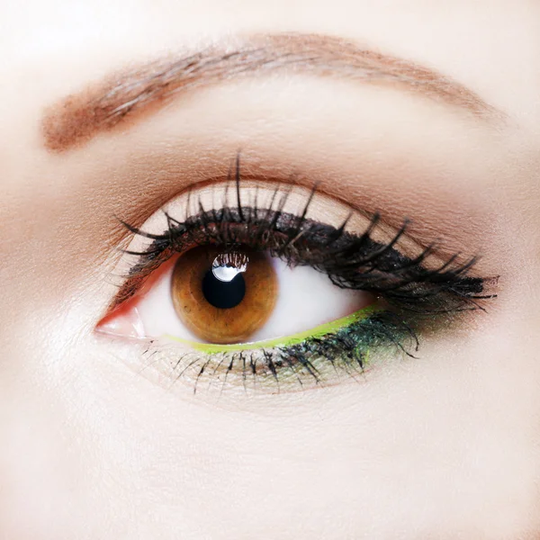 Oog close-up met mooie make-up, macrofotografie — Stockfoto