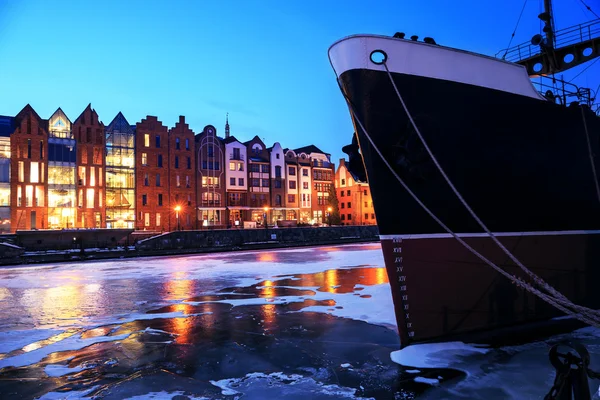 A cidade velha e porto em Gdansk no inverno — Fotografia de Stock