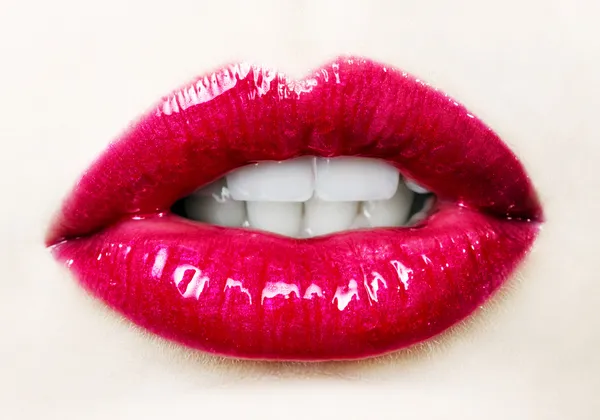 Bella femmina con labbra rosse lucide da vicino — Foto Stock