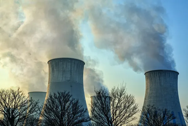 El humo de las chimeneas de una central eléctrica — Foto de Stock