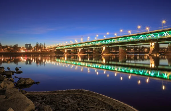 Verlichte brug bij nacht — Stockfoto