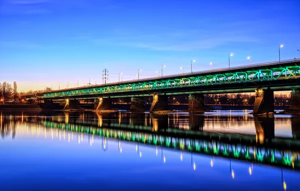 Puente iluminado por la noche — Foto de Stock