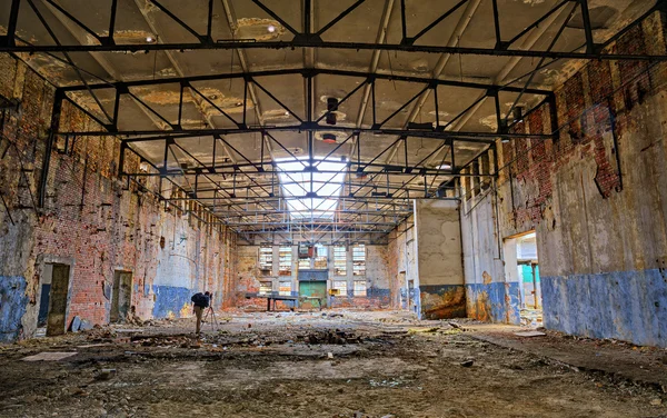 Fotografo in una vecchia fabbrica abbandonata — Foto Stock