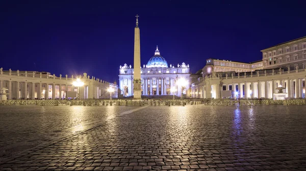Площадь Святого Петра в Ватикане ночью — стоковое фото