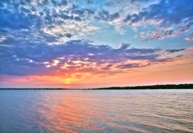 lake.hdr-yüksek dinamik aralık üzerinde güzel gün batımı