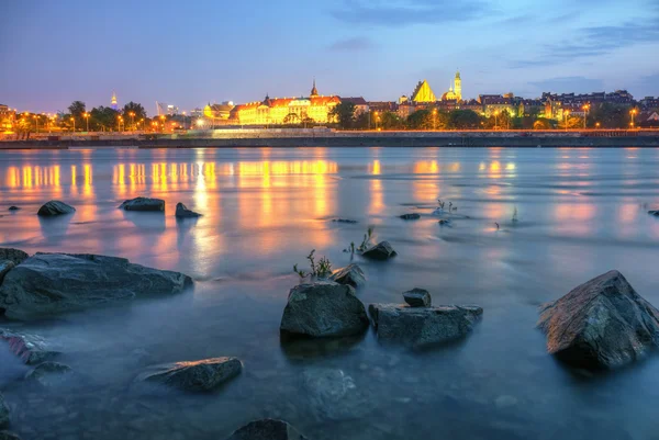 Blick auf Warschau bei Nacht vom Fluss aus — Stockfoto