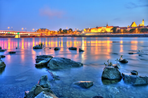 Вид на Warsaw ночью с реки
