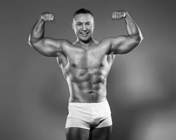 Bodybuilder in studio — Stockfoto