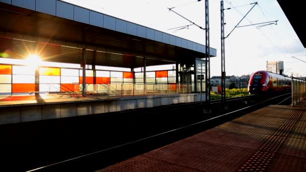 Tráfico de trenes en la estación de tren — Vídeos de Stock