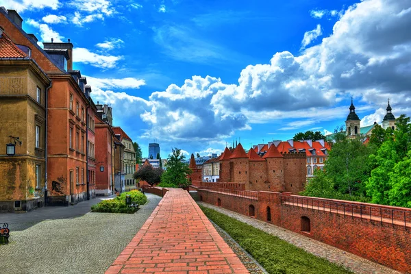 Gamla stan i Warszawa, beskåda av barbican. — Stockfoto