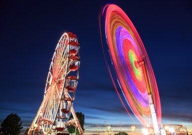 lunaparkta gece - dönme dolap içinde hareket