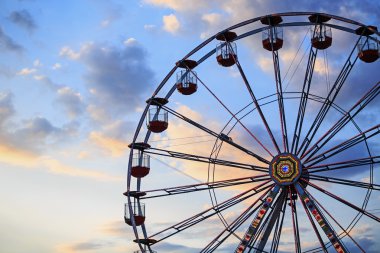 dönme dolap üzerinde gökyüzü arka plan