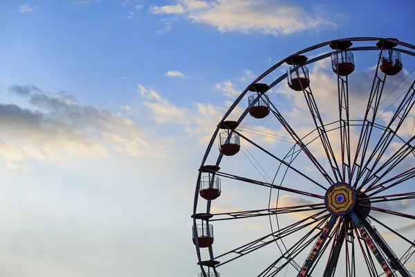 Чертово колесо на фоне неба — стоковое фото