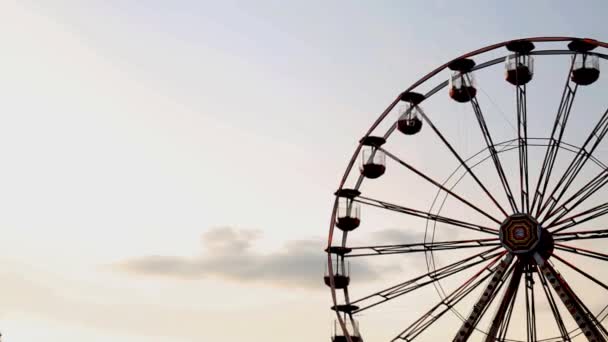 Parque de atracciones al atardecer con noria — Vídeos de Stock