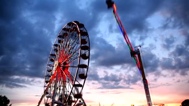 Amusement Park at dusk with ferris wheel — Stock Video