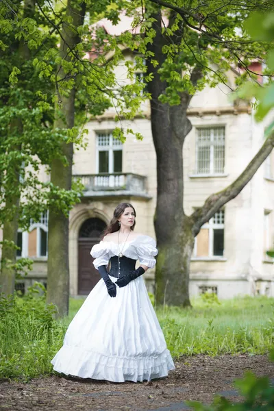 Mujer misteriosa en un vestido blanco victoriano — Foto de Stock