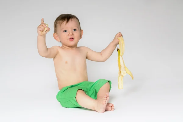Criança doce com banana — Fotografia de Stock