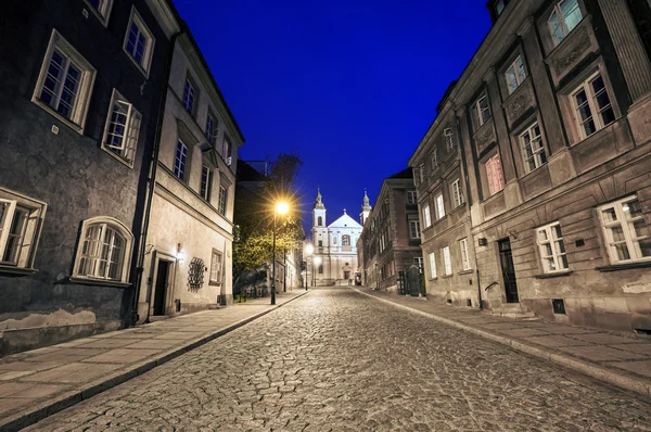 De straat van de oude stad van Warschau bij nacht — Stockfoto