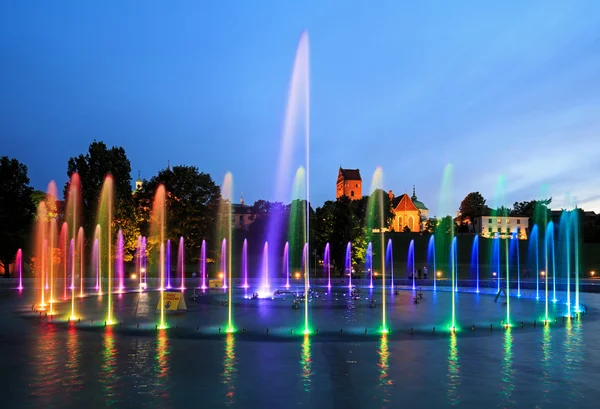 在晚上的照明的喷泉 — 图库照片