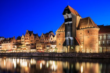 Geceleri Gdansk motlawa üzerinde eski şehir